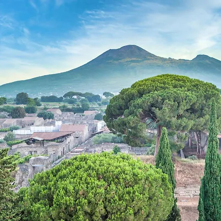 Attico Vista Vesuvio 安格里